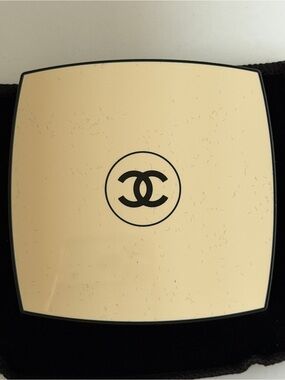 CHANEL Les Beiges B60 Compact Powder. New not used. Slight smudge